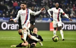 Le milieu de Lyon Houssem Aouar bute sur la défense de Metz en L1 le 22 décembre 2021 à Décines-Charpieu