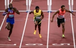 Le hurdleur américain Cordell Tinch, à gauche, remporte la finale du 110 m haies des Mondiaux de Tokyo, le 16 septembre 2025
