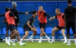L'attaquant star de l'Angleterre Harry Kane (au centre) et ses coéquipiers préparent le match contre la Tunisie, le 17 juin 2018 à Saint-Pétersbourg