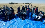 Photo diffusée par l'Agence spatiale russe Roscosmos du retour sur Terre de l'équipage de l'ISS, les astronautes de la Nasa Andrew Morgan (g) et Jessica Meir (d) et du cosmonaute russe Oleg Skripotchka à bord de la capsule Soyouz, le 17 avril 2020 à Jezkazgan, au Kazakhstan