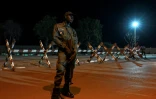 Un policier monte la garde devant la base aérienne franco-nigérienne à Niamey, le 9 septembre 2023