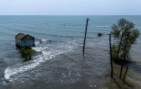 Vue aérienne d'une maison abandonnée et partiellement submergée en raison de marées hautes plus importantes dans le village de Semonet, à Pekalongan, sur l'île de Java en Indonésie le 29 juillet 2025