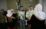 La mariée de la minorité musulmane Pomak de Bulagrie, Nefie Eminkova, avec son fiancé Schaban Kiselov salués par les invités lors de leur mariage dans le village de Ribnovo le 9 janvier 2022