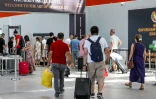 Des voyageurs se présentent aux contrôles de sécurité du nouveau terminal de l'aéroport d'Ercan, dans la périphérie de Nicosie, le 21 juillet 2023 en République turque de Chypre-Nord (RTCN)