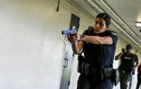 Des policiers participent à une simulation de fusillade dans une école d'Hialeah, en banlieue de Miami, le 3 août 2022