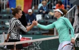 La Roumaine Simona Halep (g) Ă l'issue de son match perdu face Ă l'Australienne Samantha Stosur, le 31 mai 2016 Ă Roland-Garros