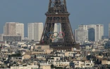 Les anneaux olympiques sont exposés sur la tour Eiffel, le 20 juillet 2024 à Paris