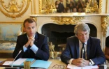 Le président français Emmanuel Macron et l'ancien ministre de l'Environnement Jean-Louis Borloo, chargé d'un rapport sur les quartiers, à l'Elysée le 22 mai 2018