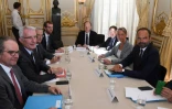 Le Premier ministre Edouard Philippe (D) lors d'une réunion de négociation sur la SNCF à l'Hôtel Matignon, à Paris, le 07 mai 2018