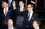 Le secrétaire américain au Trésor Steven Mnuchin salue lors de la photo de groupe des participants au G20 finances à Baden-Baden le 17 mars 2017