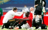 Le défenseur de Manchester United Eric Bailly touché à la tête contre Chelsea en demi-finale de Coupe d'Angleterre, le 19 juillet 2020 au stade de Wembley à Londres