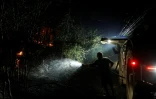Un agriculteur arrose la forêt de Fontainebleau, après qu'un incendie de forêt s'est déclaré en fin d'après-midi à Noisy-sur-École, le 12 juillet 2026