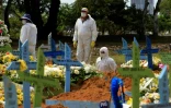 Des employés des services funéraires au travail dans le cimetière de Nossa Senhora Aparecida, à Manaus au Brésil le 22 janvier 2021