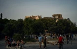 Des promeneurs près de l'Acropole, le 17 mai 2020 à Athènes