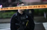 Un agent armé du Secret Service monte la garde devant le périmètre de sécurité près de la Maison Blanche, le 23 mai 2026
