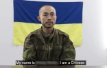 Image tirée d'une vidéo prise le 10 avril 2025 à partir d'images publiées sur la page Facebook officielle du président ukrainien Volodymyr Zelensky montrant un homme qui s'identifie comme Chinois répondant à des questions dans un lieu non divulgué après que Zelensky a déclaré le 8 avril 2025 que deux ressortissants chinois avaient été capturés par les forces ukrainiennes dans la région de Donetsk