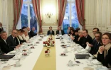 Les membres du gouvernement Lecornu rassemblés autour du Premier ministre (4e à droite) pour un petit déjeuner au ministère de l'Intérieur, à Paris le 5 janvier 2026