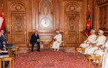 Photo fournie le 26 octobre 2018 par le Palais royal à Oman montrant le sultan Qabous (C-D) lors d'une rencontre à Mascate avec le Premier ministre israélien Benjamin Netanyahu (C-G) qui a effectué une rarissime visite officielle d'un haut responsable israélien dans ce pays arabe du Golfe