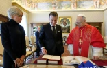 Echange de cadeaux entre Brigitte et Emmanuel Macron et le pape Léon XIV au Vatican, le 10 avril 2026. Photo transmise par le Vatican