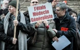 Un docteur français brandit une pancarte "J'étais médecin généraliste" durant une manifestation le 23 décembre 2014 à Lyon, en Rhône-Alpes 