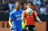 Le Lorientais Laurent Abergel (d) devance le Marseillais William Saliba, le 8 mai 2022 à Lorient 