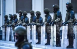 Des policiers en position devant les bâtiments du gouvernement lors d'une manifestation d'opposition au président Loukachenko, le 15 août 2020 à Minsk, au Bélarus