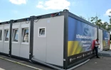 Les box préfabriqués d'un camp pour personnes déplacées, le 3 juin 2022 à Boutcha, au nord-ouest de Kiev, en Ukraine