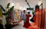 Le couturier espagnol Luis Fernandezet sa cliente Virginia Cuaresma au milieu de robes de flamenco, dans son atelier à Séville, le 8 avril 2024