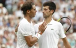 Rafael Nadal (d) donne l'accolade à Novak Djokovic après leur demi-finale de Wimbledon, le 14 juillet 2018