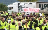 Des gilets jaunes bloquent la circulation près de la frontière avec l'Espagne, le 17 novembre 2018 au Boulou