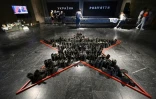 Des Ukrainiens visitent l'exposition sur la guerre "Ukraine &ndash; Crucifixion" au musée d'Histoire de Kiev le 4 juin 2022
