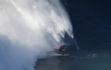 Le surfeur brésilien Marcelo Luna, le 17 décembre 2016 à Nazaré, station balnéaire du centre du Portugal