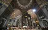 Le pape François  célébre la Veillée pascale dans la basilique Saint-Pierre, le 26 mars 2016 au Vatican