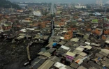 Vue aérienne de la favela sur pilotis Dique da Vila Gilda, à Santos (sud-est du Brésil), le 10 juin 2021