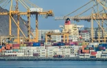 Le terminal de conteneurs de Khor Fakkan, seul port naturel en eaux profondes de la région, dans l'Emirat de Sharjah, dans le golfe d'Oman, le 19 juin 2026 aux Emirats arabes unis