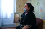 L'Ukrainienne Iryna Levchykov, mère de Bohdan, montre une photo de son mari tué en défendant Kharkiv. A Balakliia, le 13 octobre 2025