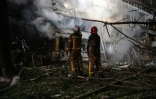 Des pompiers sur le site d'une frappe de missile russe contre un immeuble résidentiel à Kiev, le 14 octobre 2026 en Ukraine