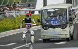 Un robot suivi par une équipe d'ingénieurs, lors du semi-marathon de Yizhuang, dans la banlieue de Pékin, le 19 avril 2026