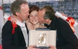 L'actrice belge Emilie Dequenne et les réalisateurs Luc et Jean-Pierre Dardenne récompensés de la Palme d'or pour le film "Rosetta" au 52e Festival de Cannes, le 23 mai 1999