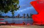 Un navire à l'ancre est illuminé par une lumière rouge utilisée pendant la nuit pour la navigation, à Sulina, le 9 mai 2026, en Roumanie