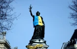 La Statue de la République, à Paris, enveloppée d'un drapeau ukrainien, le 14 mars 2022
