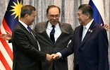 Le Premier ministre malaisien Anwar Ibrahim (centre) donne une conférence de presse aux côtés de ses homologues cambodgien Hun Manet (à gauche) et thaïlandais Phumtham Wechayachai (à droite) le 28 juillet 2025 à Putrajaya, en Malaisie