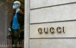 La façade d'une boutique de la marque italienne de luxe Gucci, rue Montaigne à Paris, le 16 avril 2025
