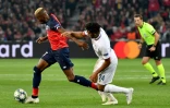 L'attaquant nigérian de Lille Victor Osimhen (g) échappe au défenseur de Chelsea Reece James en Ligue des champions, le 2 octobre 2019 à Villeneuve-d'Ascq