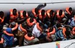 Photo fournie le 23 juin 2016 par la marine italienne d'une opération de sauvetage de migrants en Méditerrannée au large de la Libye