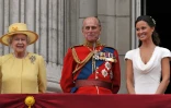 Pippa Middleton en compagnie de la reine Elizabeth II et de son époux le prince Philip au balcon de Buckingham Palace, le 29 avril 2011 à Londres
