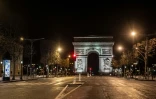 L'Arc de Triomphe au bout des Champs-Elysées déserts, le 26 mars 2020 à Paris