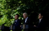 Le président américain Joe Biden (c), le Premier ministre japonais Fumio Kishida (d) et le président sud-coréen Yoon Suk Yeol (g), lors d'une conférence de presse à Camp David, le 18 août 2023 dans le Maryland