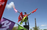 Un salarié de la SNCF manifeste lors d'un rassemblement à l'appel de la CGT, de l'Unsa, de SUD et de la CFDT, le 3 mai 2018 devant l'Ecole Militaire à Paris