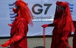 Des militants de l'organisation Extinction Rebellion défilent en marge du sommet du G7, à Falmouth, le 12 juin 2021
